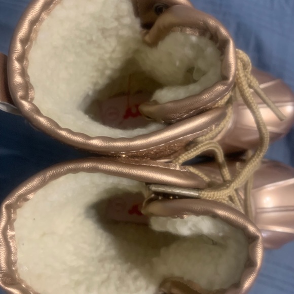 New rose gold toddler duck boots. Size 9 - Picture 5 of 6